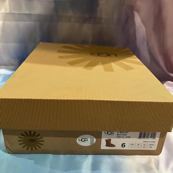 UGG Kids Bailey Button Chestnut Boots - Picture 3 of 10